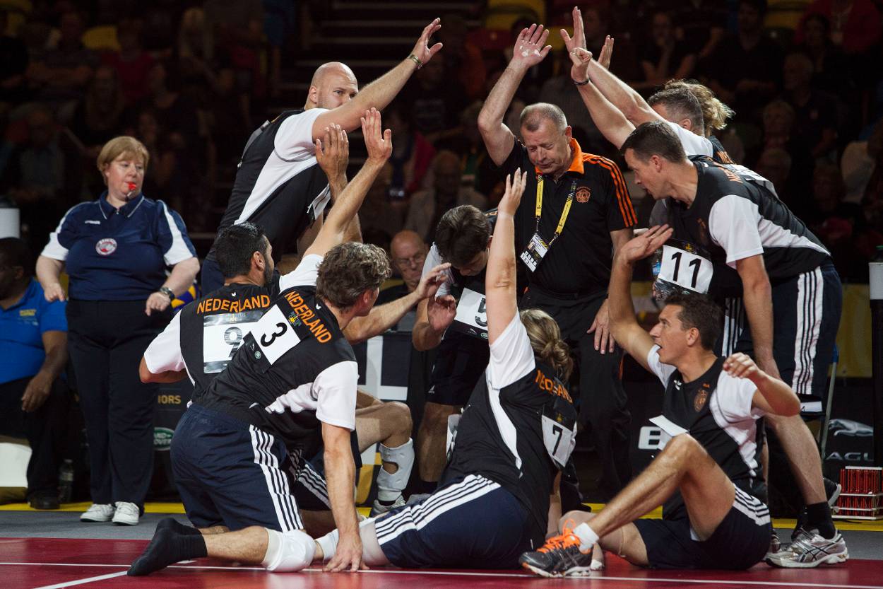 Oranje zitvolleyballers juichen.