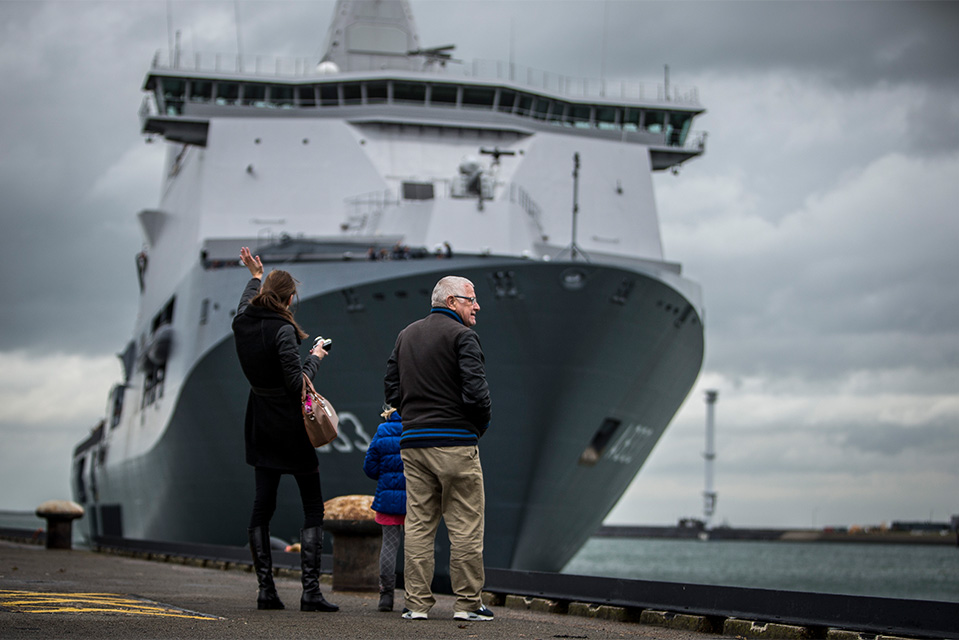 Karel Doorman op weg naar West-Afrika Nederlands marineschip brengt hulpgoederen bestrijding ebola