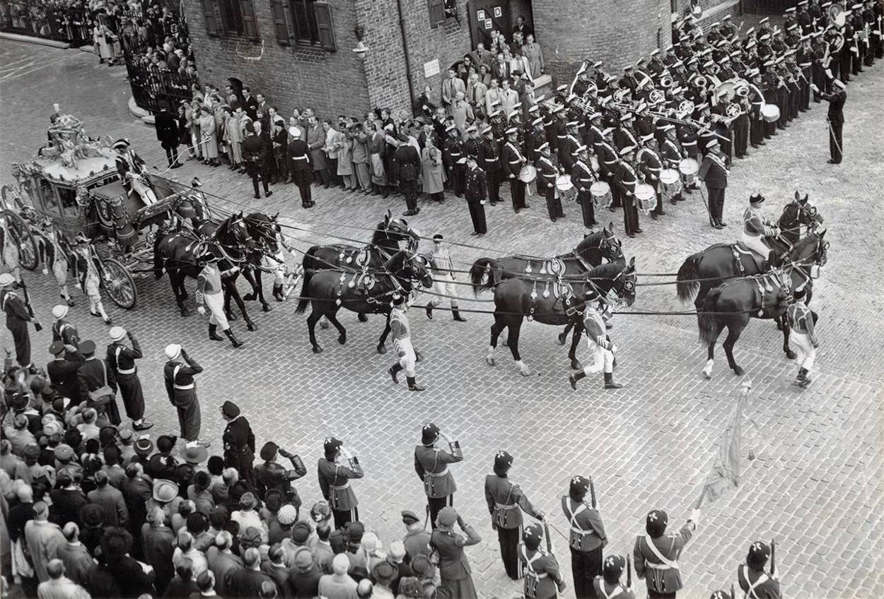 1952-Tamboers-en-Pijpers-en-Marinierskapel-op-Binnenhof