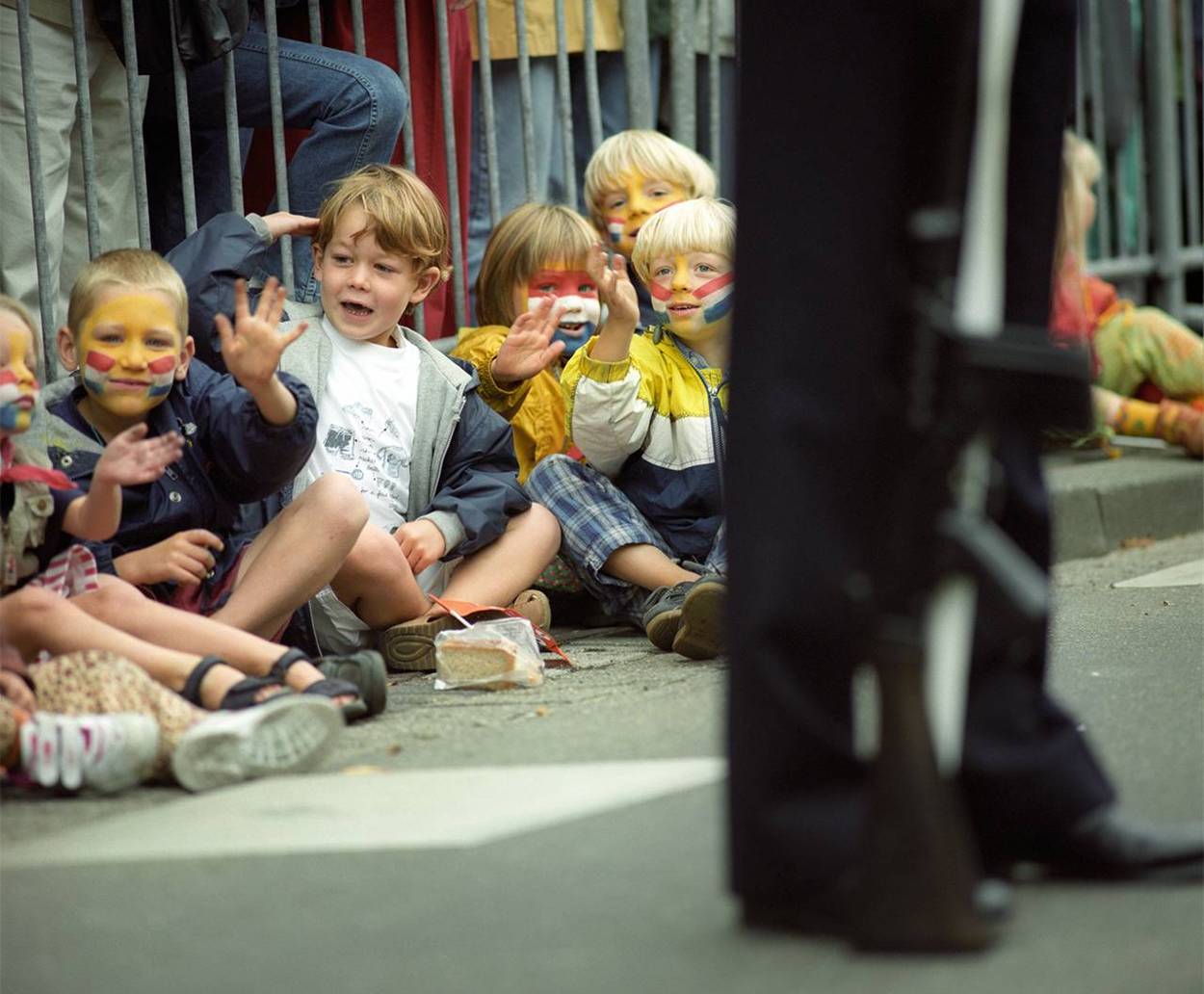 Prinsjesdag-1999-kinderen-langs-de-route