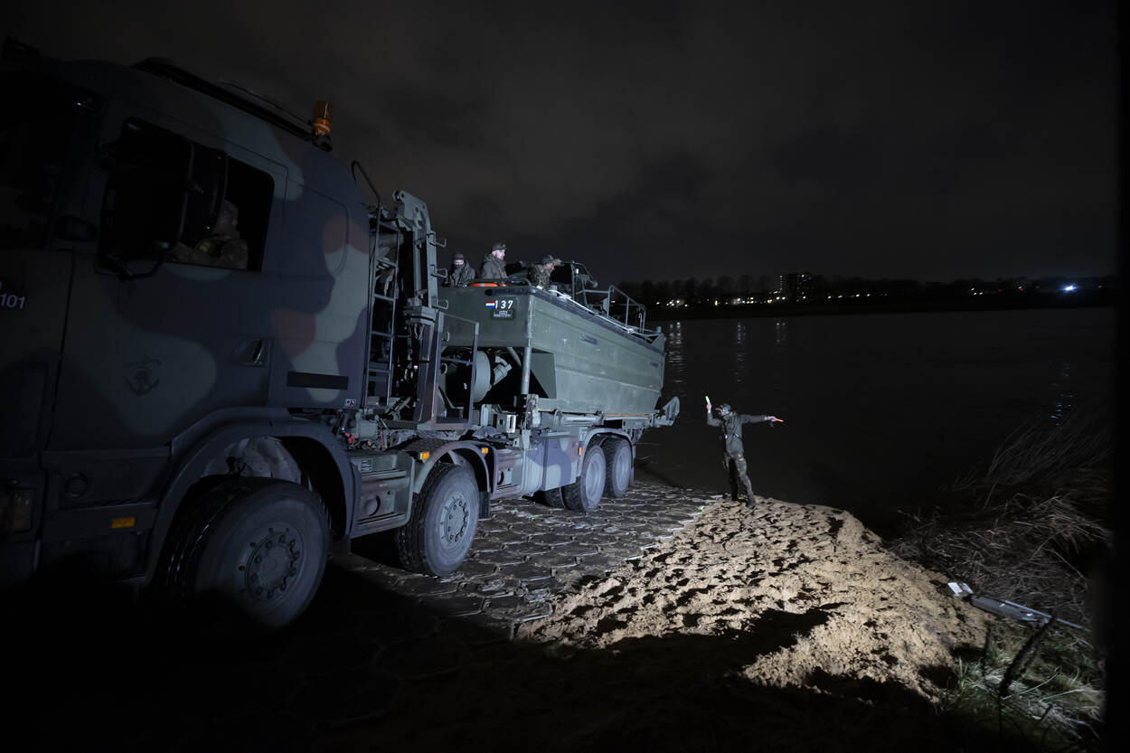 Een boot van 105 Genietroepen waterbouw gaat de Maas in.