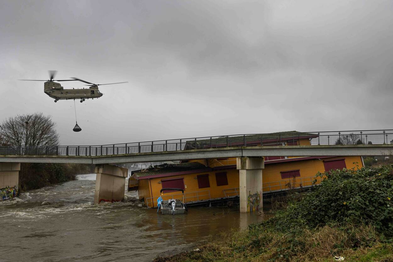 Losgekomen woonboot is tegen een brug geslagen.
