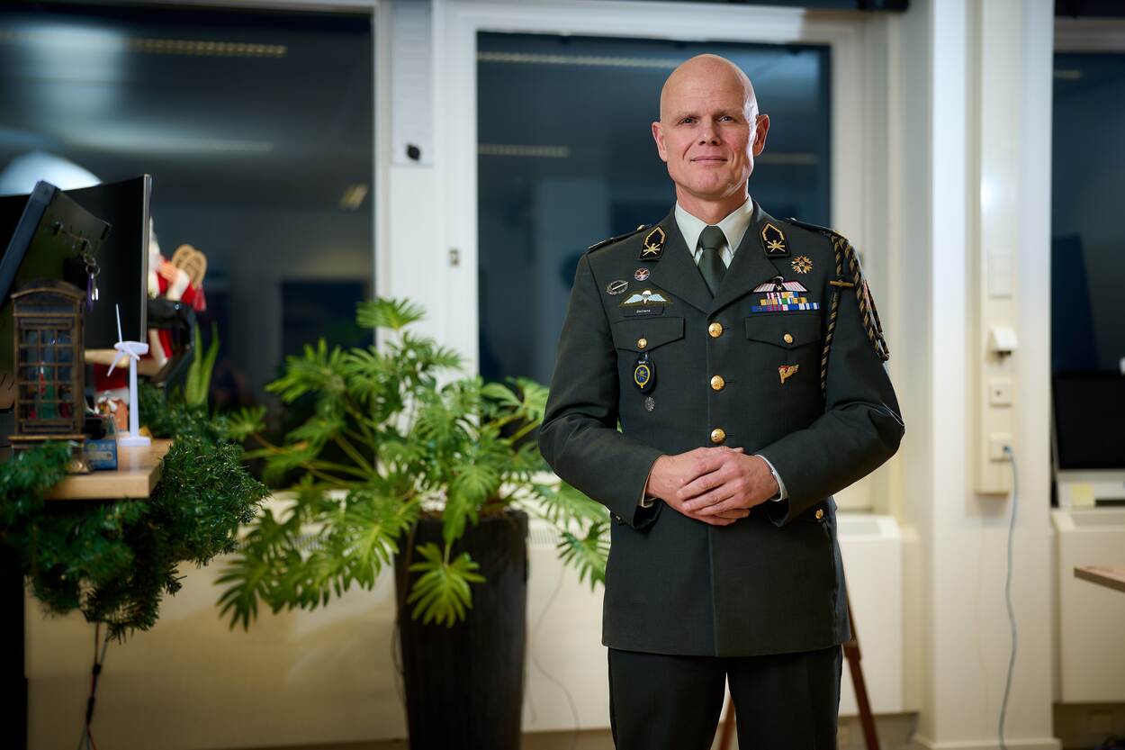 Op de foto een glimlachende generaal Swillens in uniform.