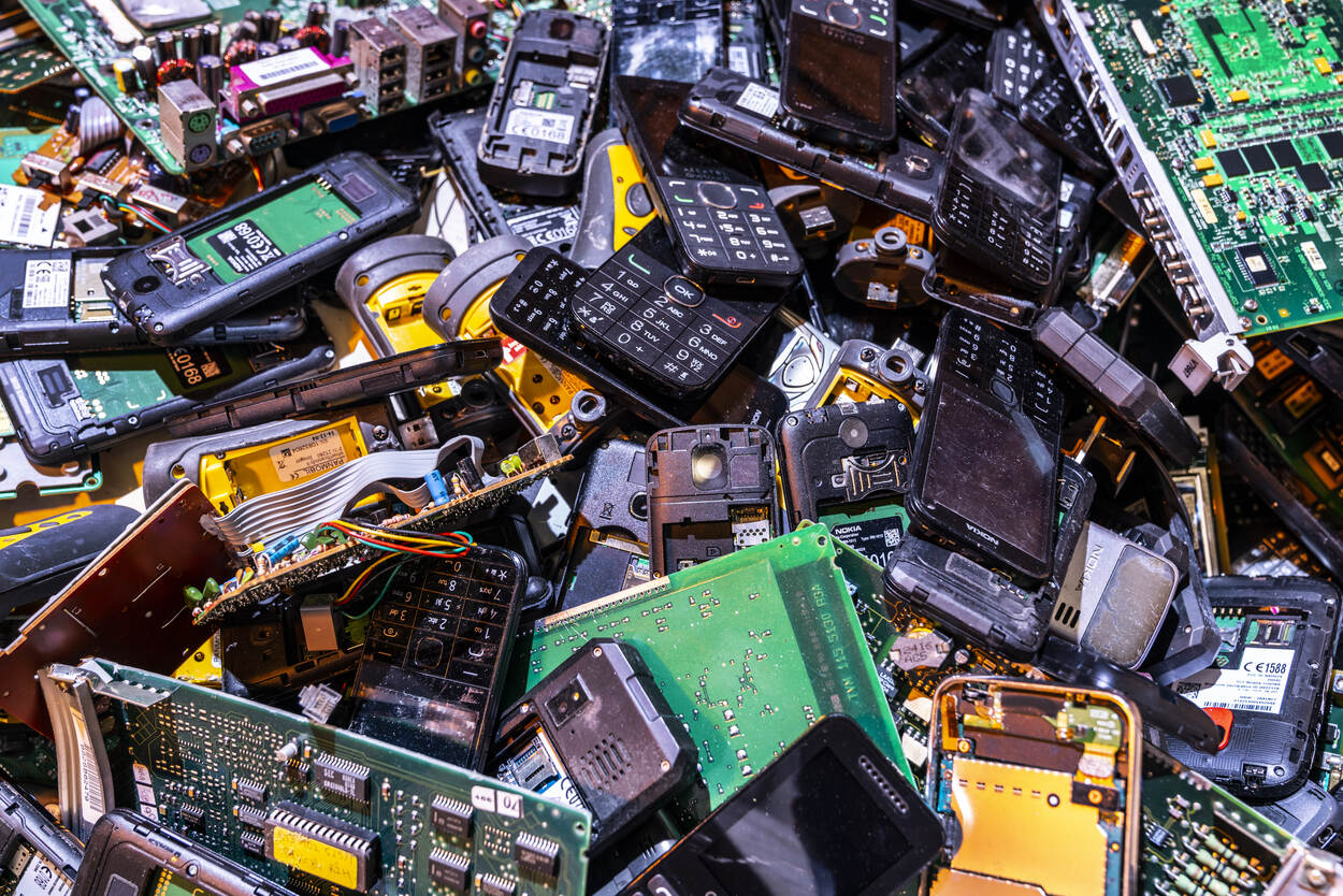 Een stapel gebruikte telefoons en andere elektronica-onderdelen.