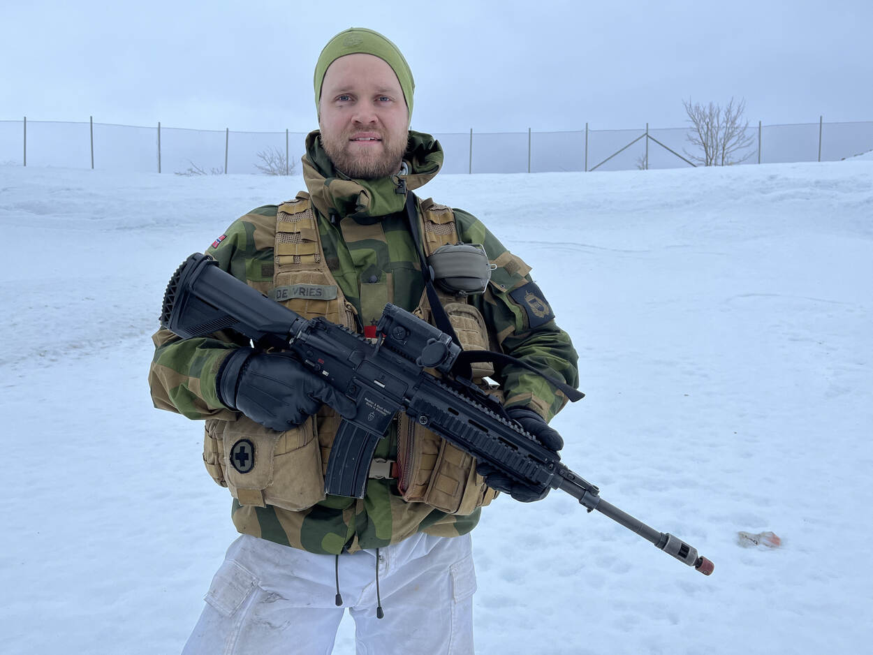 Een portret van Erik de Vries, reservist bij de Noorse krijgsmacht.