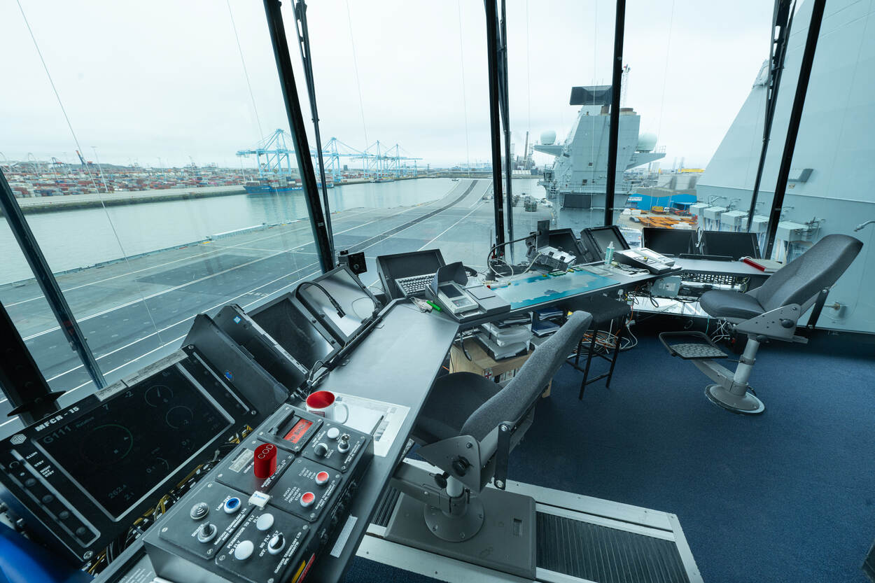 De ruimte op het vliegdekschip waar alle vliegbewegingen in de gaten worden gehouden.