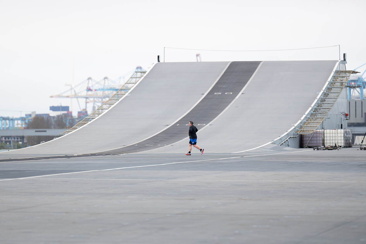 Een militair loopt hard op het vliegdek.
