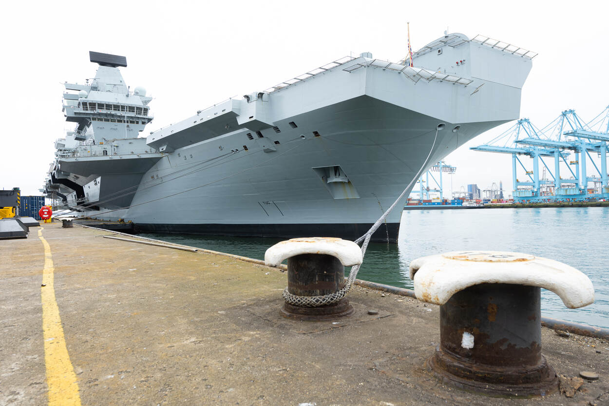 Het Britse vliegdekschip HMS Prince of Wales op de Maasvlakte in Rotterdam.