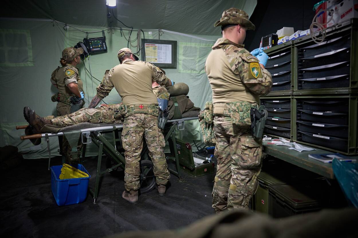 een geneeskundige behandelkamer te velde.