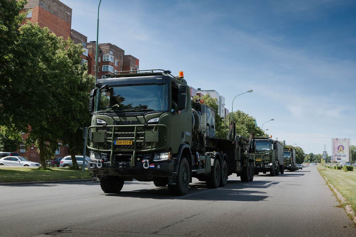 een rij militaire vrachtwagens.