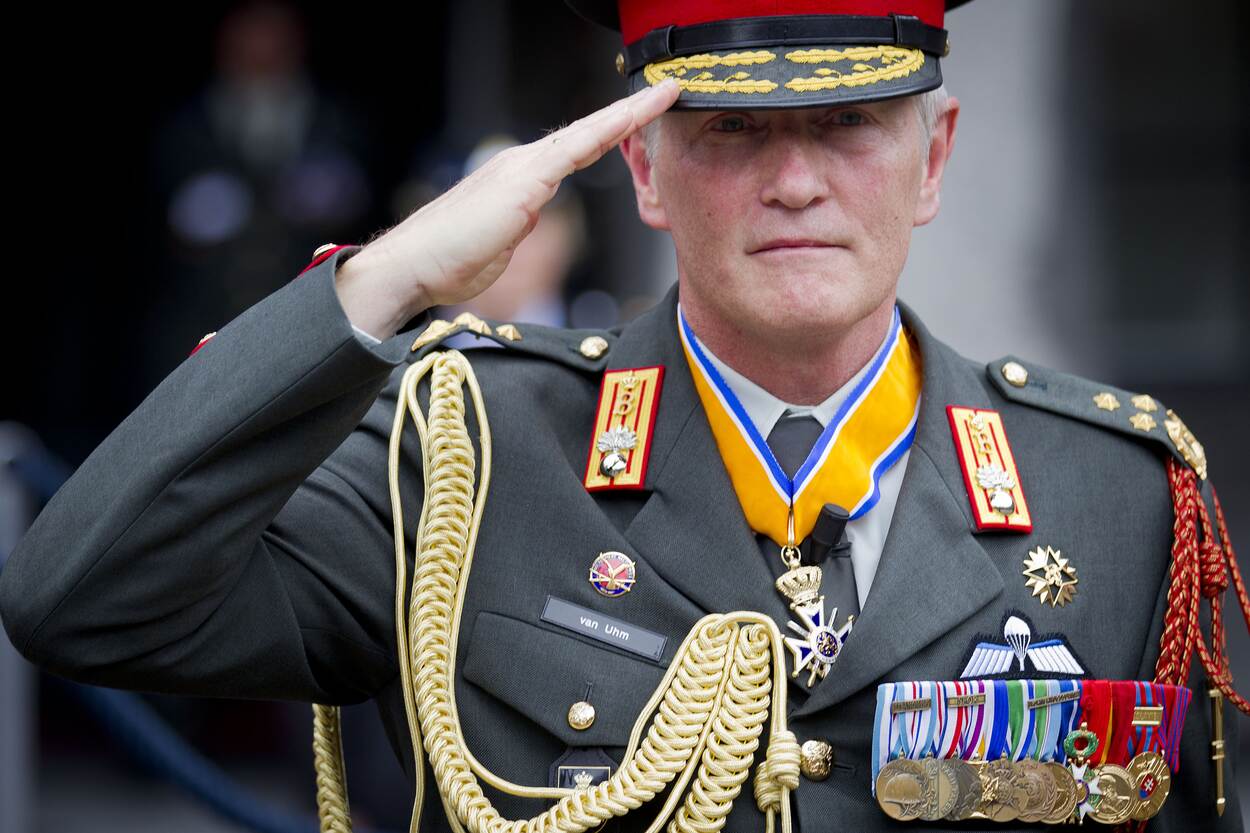 Peter van Uhm in zijn ceremonieel tenue met pet op het hoofd salueert naar de camera.
