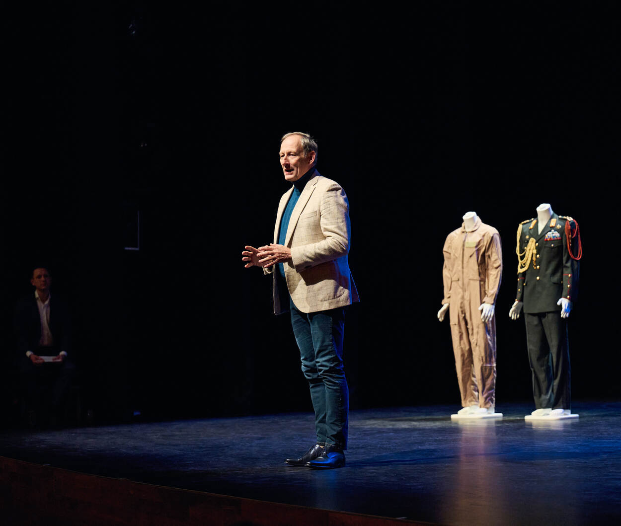 De Kruif op het toneel kijkt de zaal in.