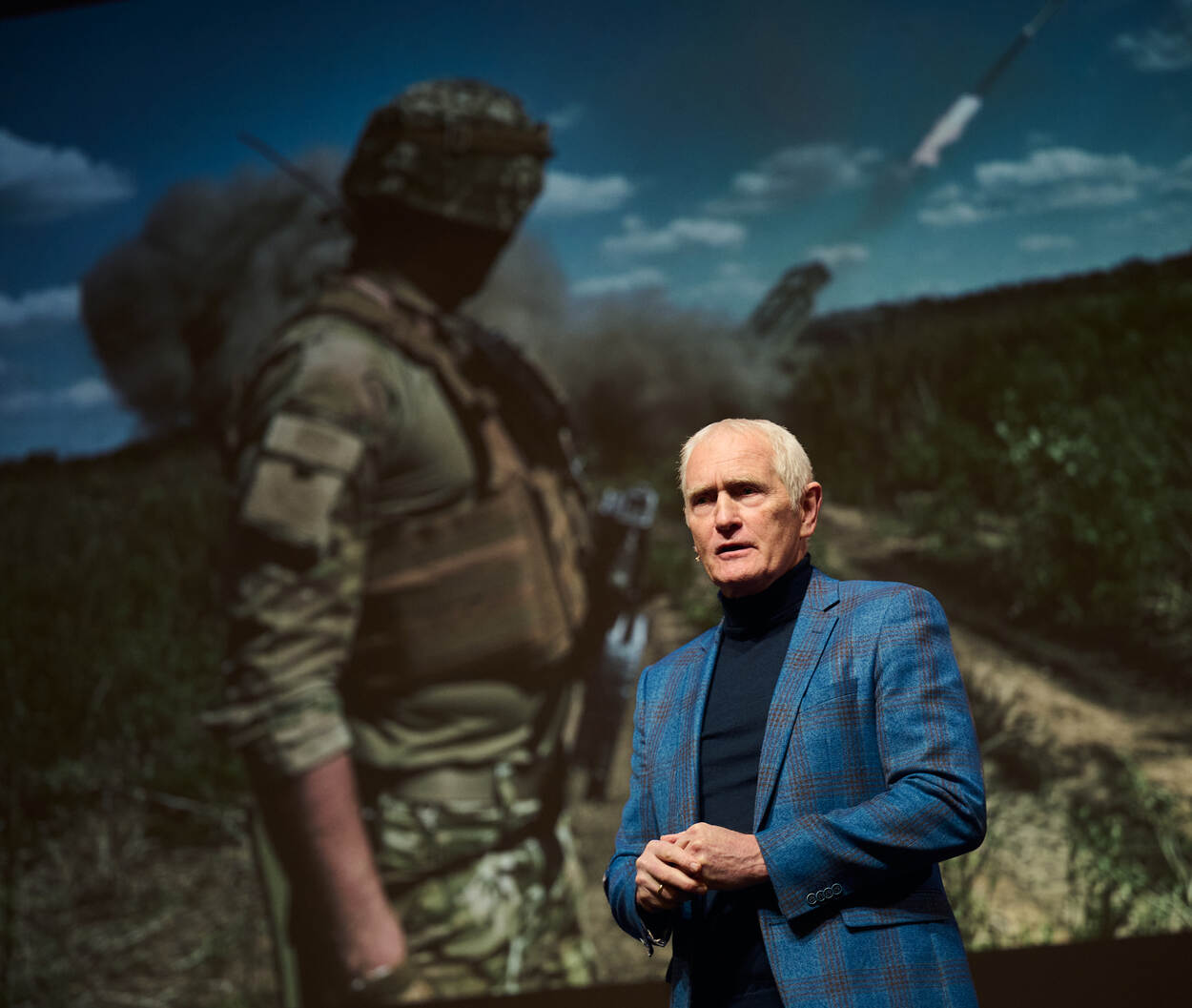 Van Uhm op het toneel kijkt de zaal in.