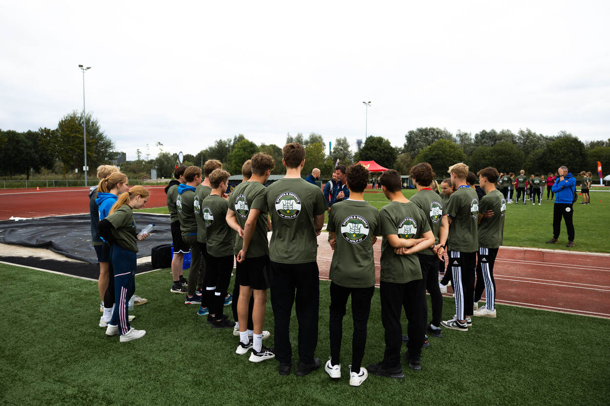 Een groep scholieren luistert aandachtig naar de instructies