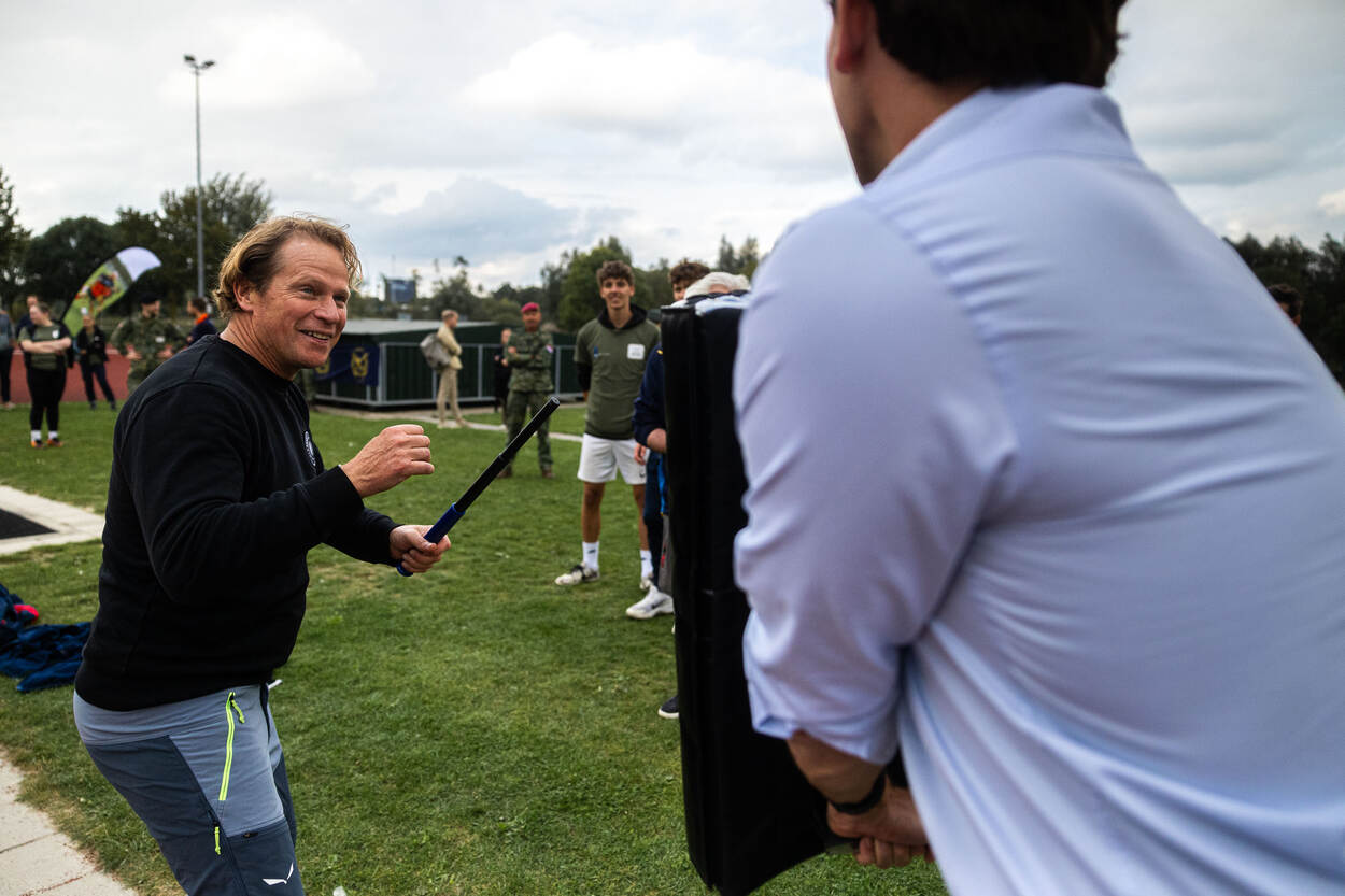 Een man valt aan met wapenstok, terwijl de ander verdedigt met een schild