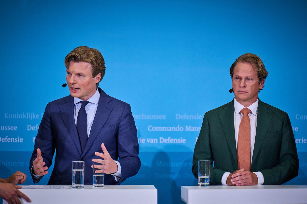 De minister (links) en de staatssecretaris achter een katheder tijdens de presentatie van de Defensienota 2024.