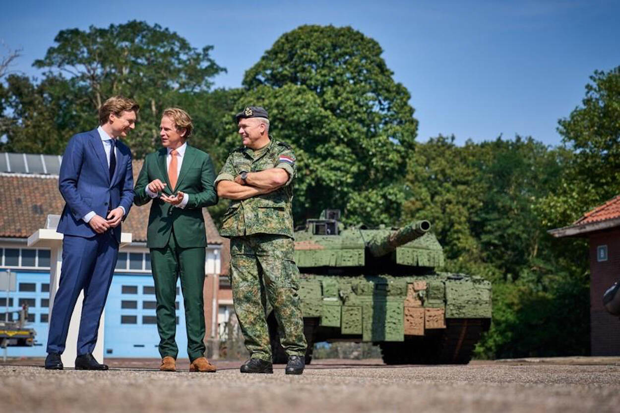Minister, staatssecretaris en Commandant der Strijdkrachten generaal Onno Eichelsheim staan bij een nieuwe versie van de Leopard 2 gevechtstank.