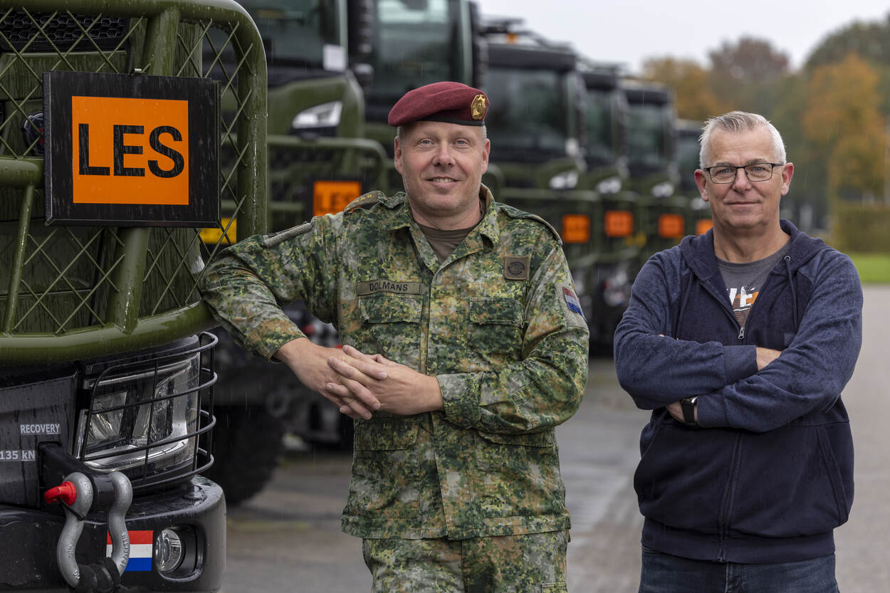 Kolonel Dolmans en projectleider Tiny.