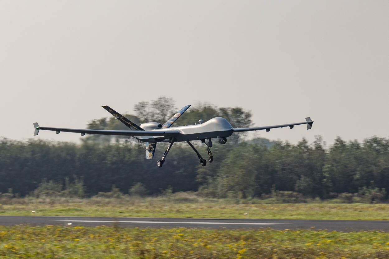 Een MQ-9 Reaper stijgt op van Vliegbasis Leeuwarden