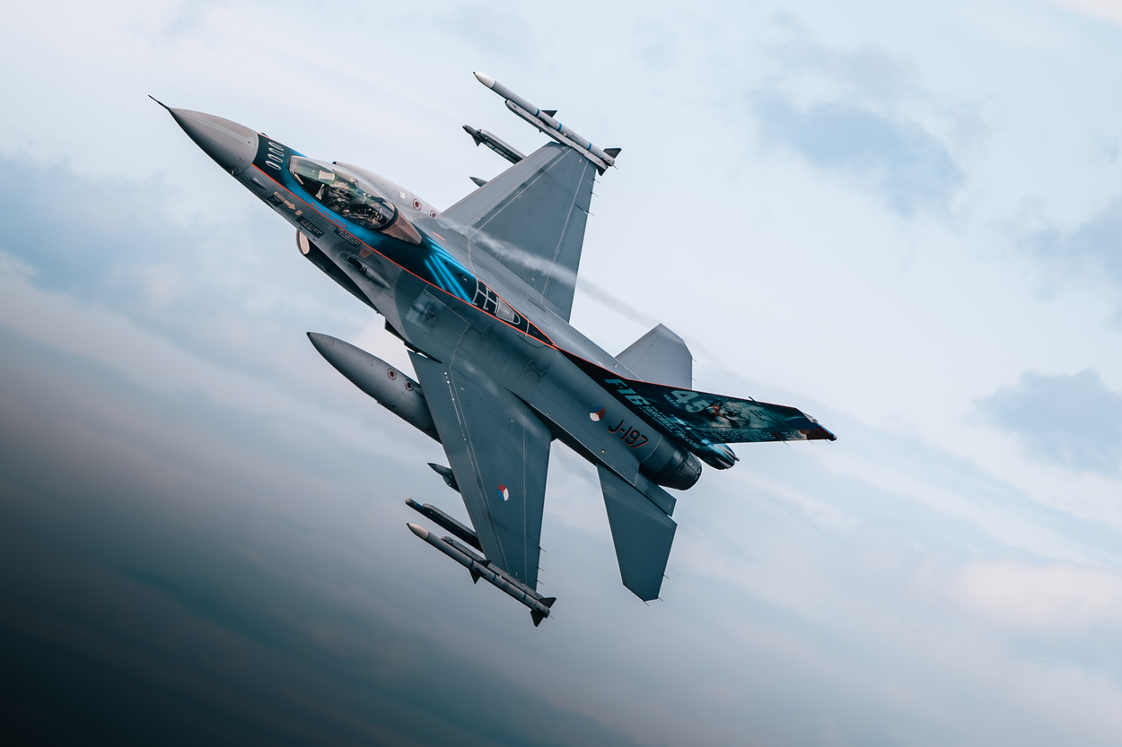 Een F-16-jachtvliegtuig, hangend in de lucht.