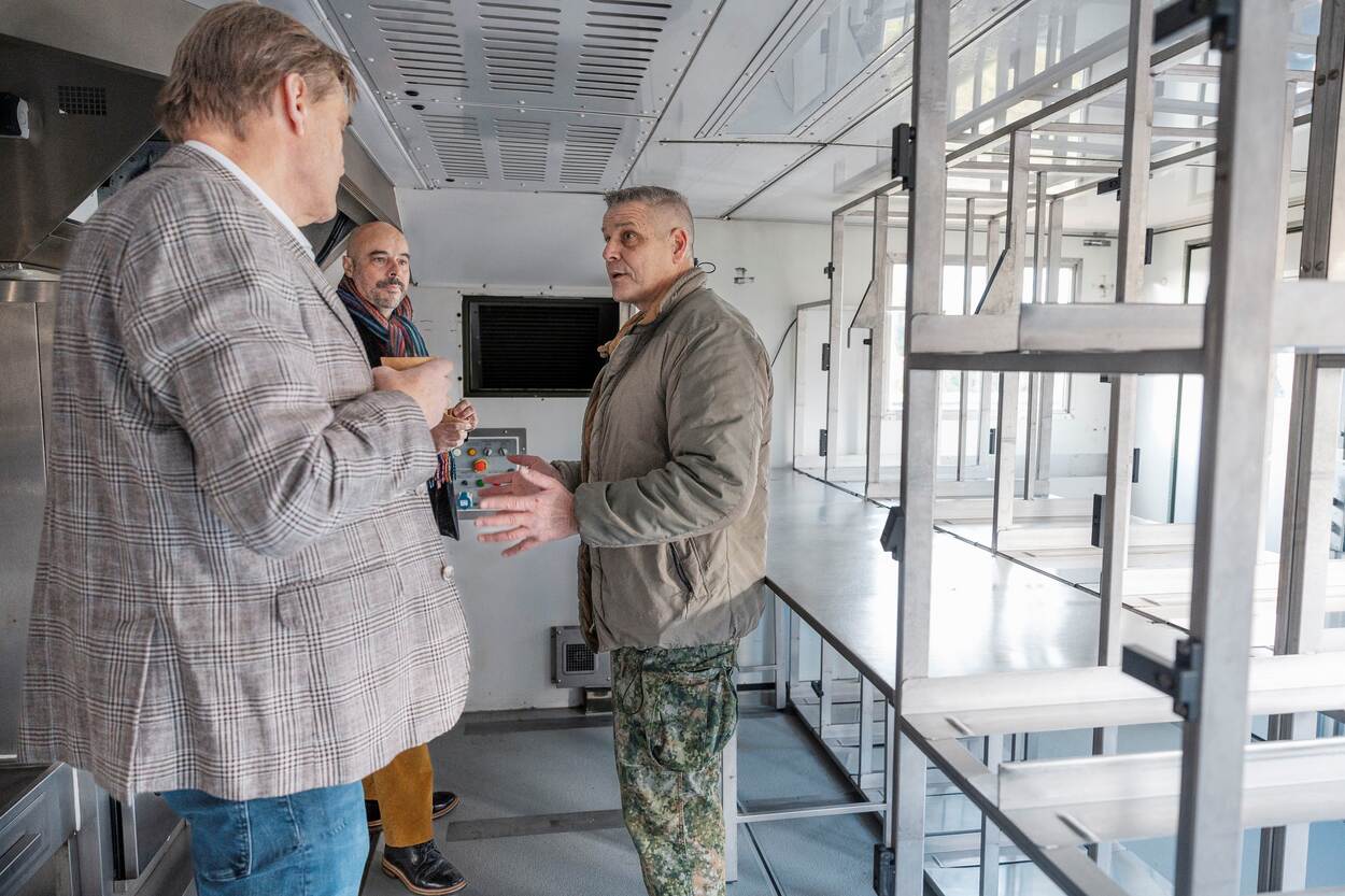 een militair die staande in de keuken tekst en uitleg geeft.