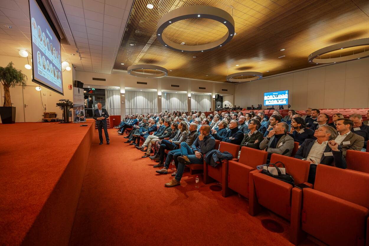 de congreszaal in Stroe.