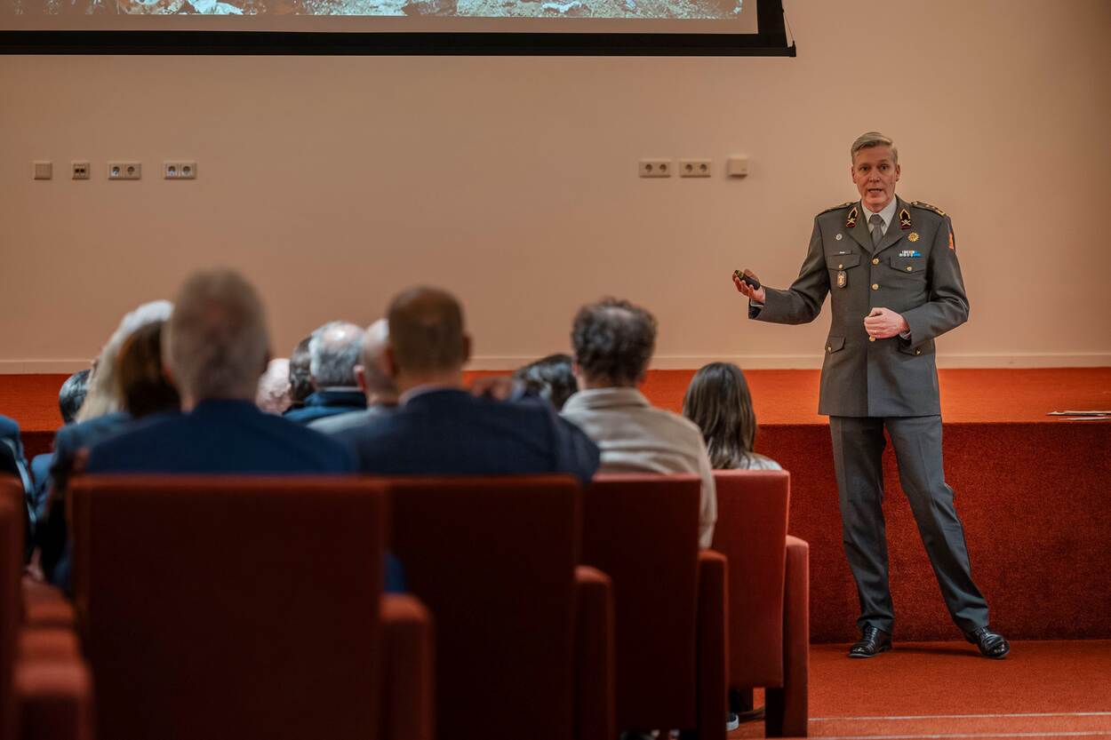 de generaal die zijn publiek toespreekt.