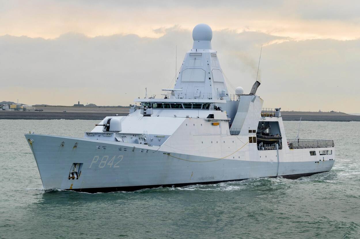 Patrouilleschip Zr.Ms. Friesland van de Holland-klasse vaart langs de kust