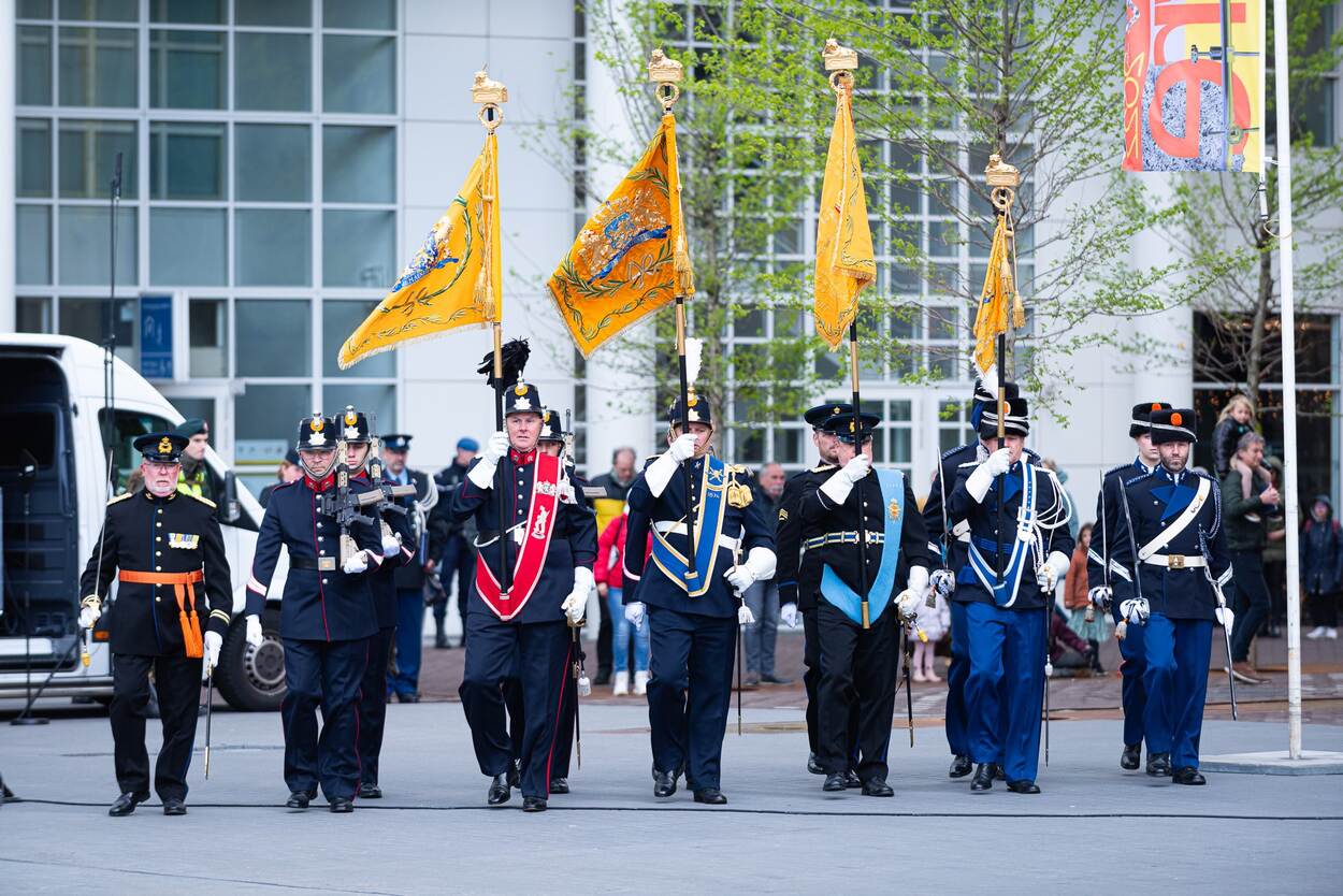 reservisten op een rij in DT en met een vlag in de hand