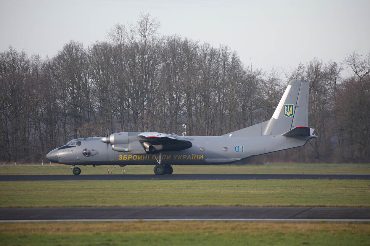 Een Antonov 26 transporttoestel met cyrillisch opschrift landt op Vliegbasis Volkel