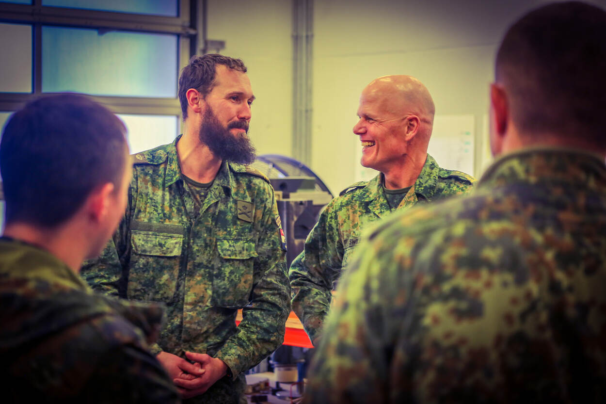 Commandant Landstrijdkrachten luitenant-generaal Jan Swillens, rechts, was vorige week te gast bij de Nederlanders op de Artillerieschüle. Links wachtmeester 1 Johan.