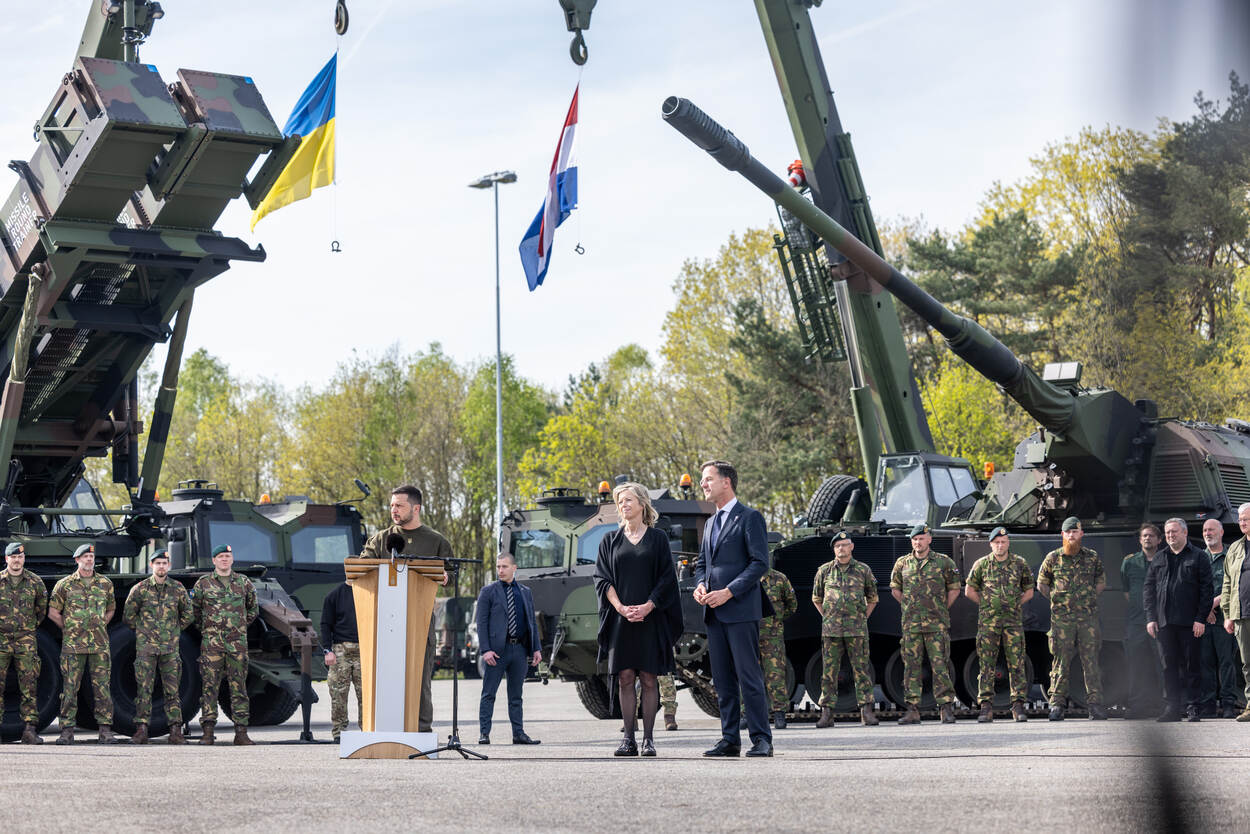 President Zelensky staat naast toenmalig minister-president Rutte en minister van Defensie Kajsa Ollongren. Op 4 mei 2023 bedankte Nederlands Defensiepersoneel voor hun inzet, met op de achtergrond onder meer de PzH-2000NL.