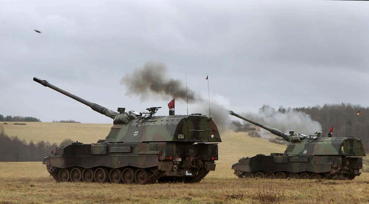 Twee duitse PzH’s vuren op een oefenterrrein.