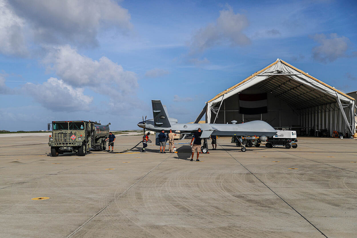 De MQ-9 wordt voorbereid op een oefenvlucht op de Forward Operating Location op Curaçao.