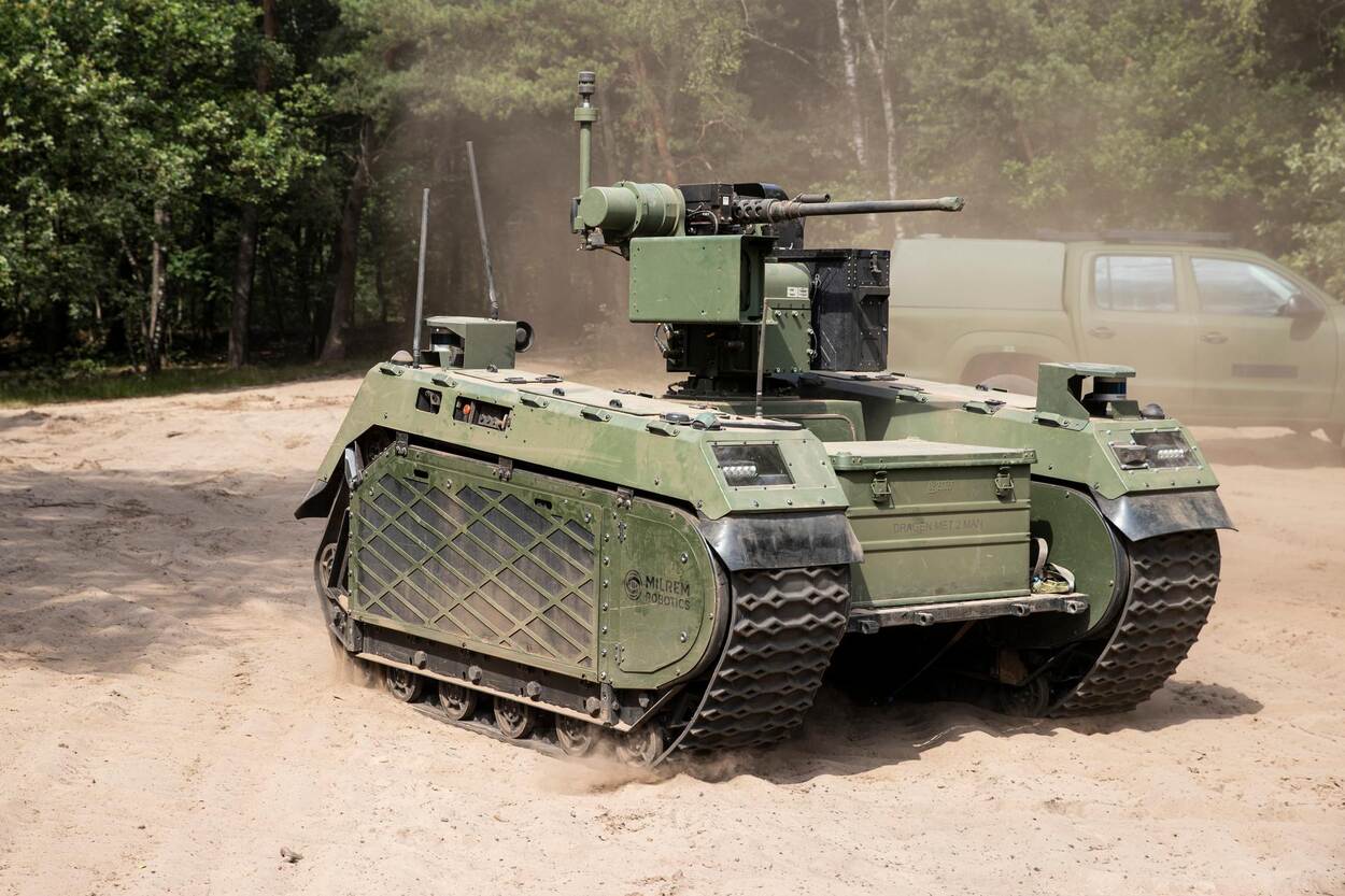 Een onbemand groen rupsvoertuig met daarop .50-kaliber machinegeweer gemonteerd.