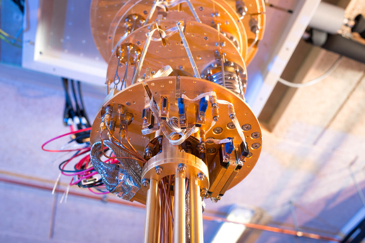 Detailfoto met draadjes en andere onderdelen van het binnenste van een quantumcomputer.