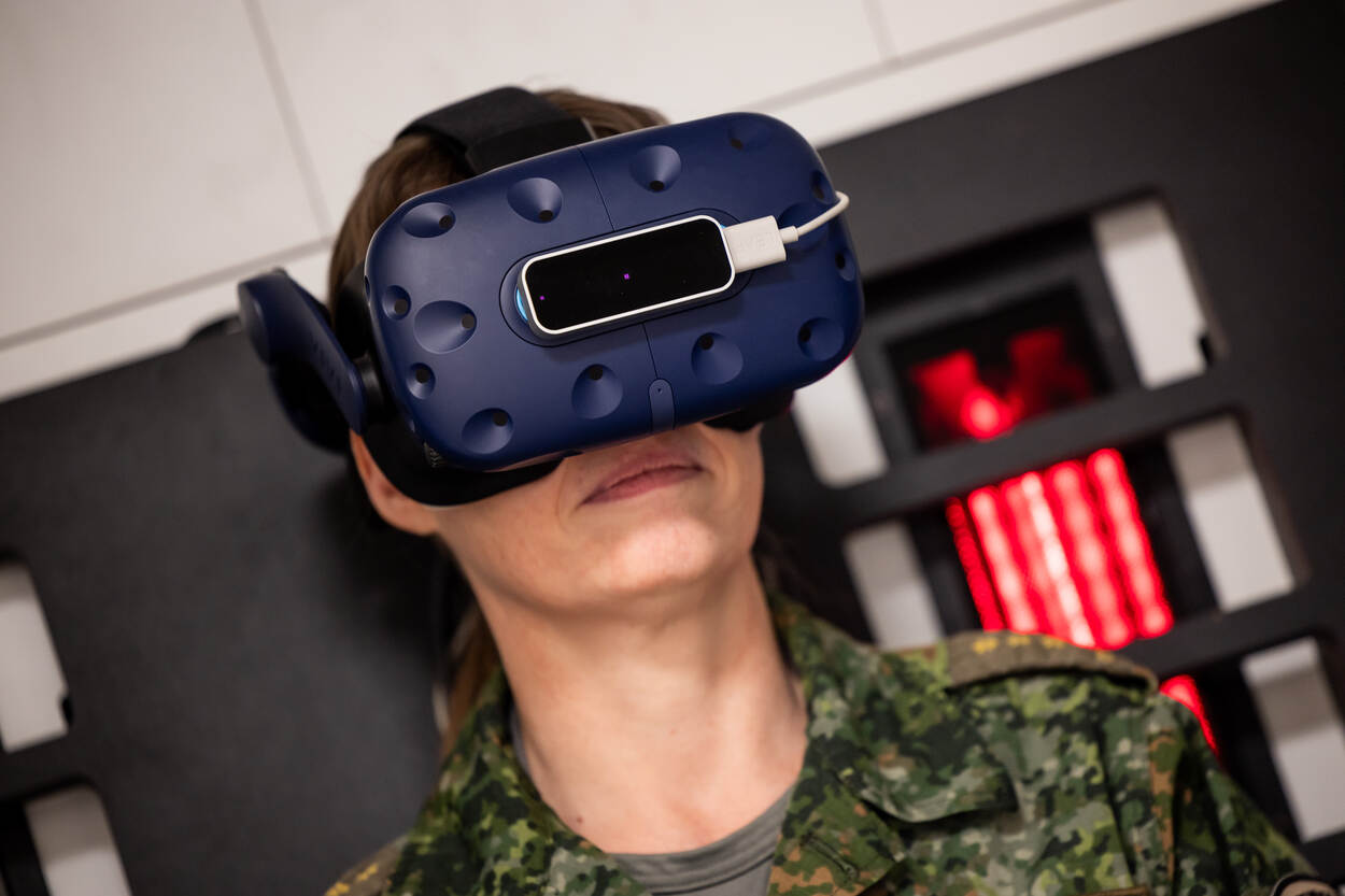 Militair met VR-bril op.