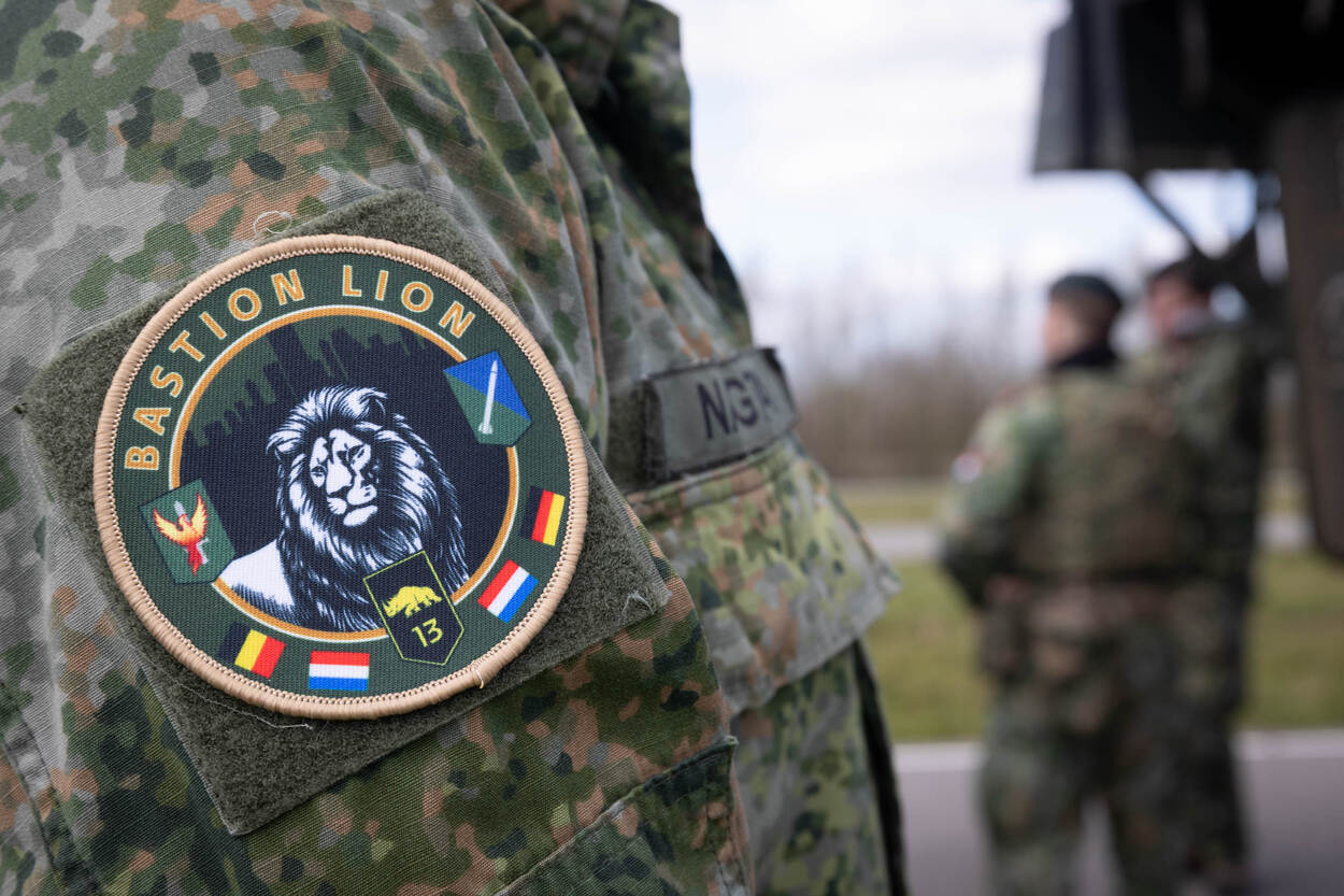 Embleem op schouder van militair. Op het embleem staat de tekst ‘Bastion Lion’ met in het midden een tekening van een leeuw. Rondom staat de Nederlandse en Duitse vlag.