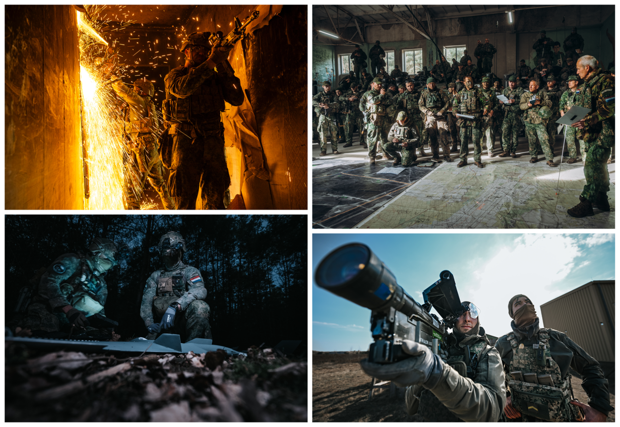 linksboven: Militair last een deur open, terwijl een collega zijn wapen richt. Rechtsboven: Twee militairen met op de grond een drone. Linksonder: Een grote groep militairen luistert naar een leidinggevende. Rechtsonder: Twee militairen van voren gezien, de linker richt zijn wapen.
