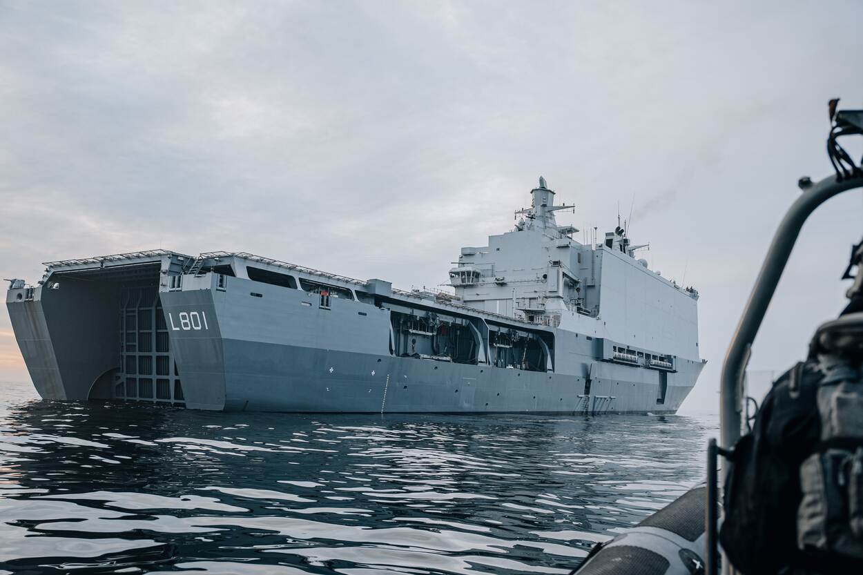 Zr.Ms. Johan de Witt diende tijdens Port Defender onder meer als thuisbasis voor de deelnemende helikoptervloot.