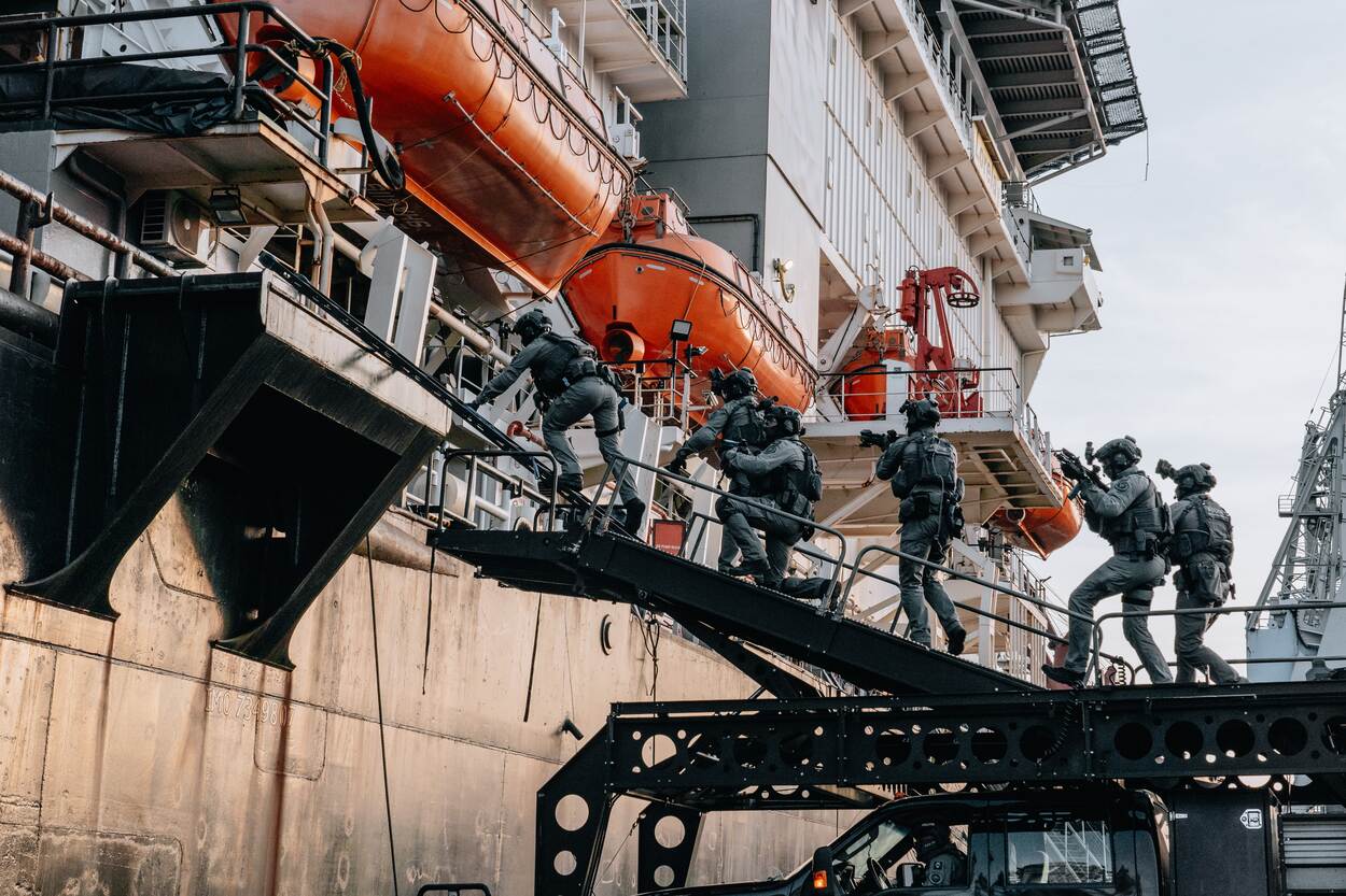 operators die een groot passagiersschip boarden.