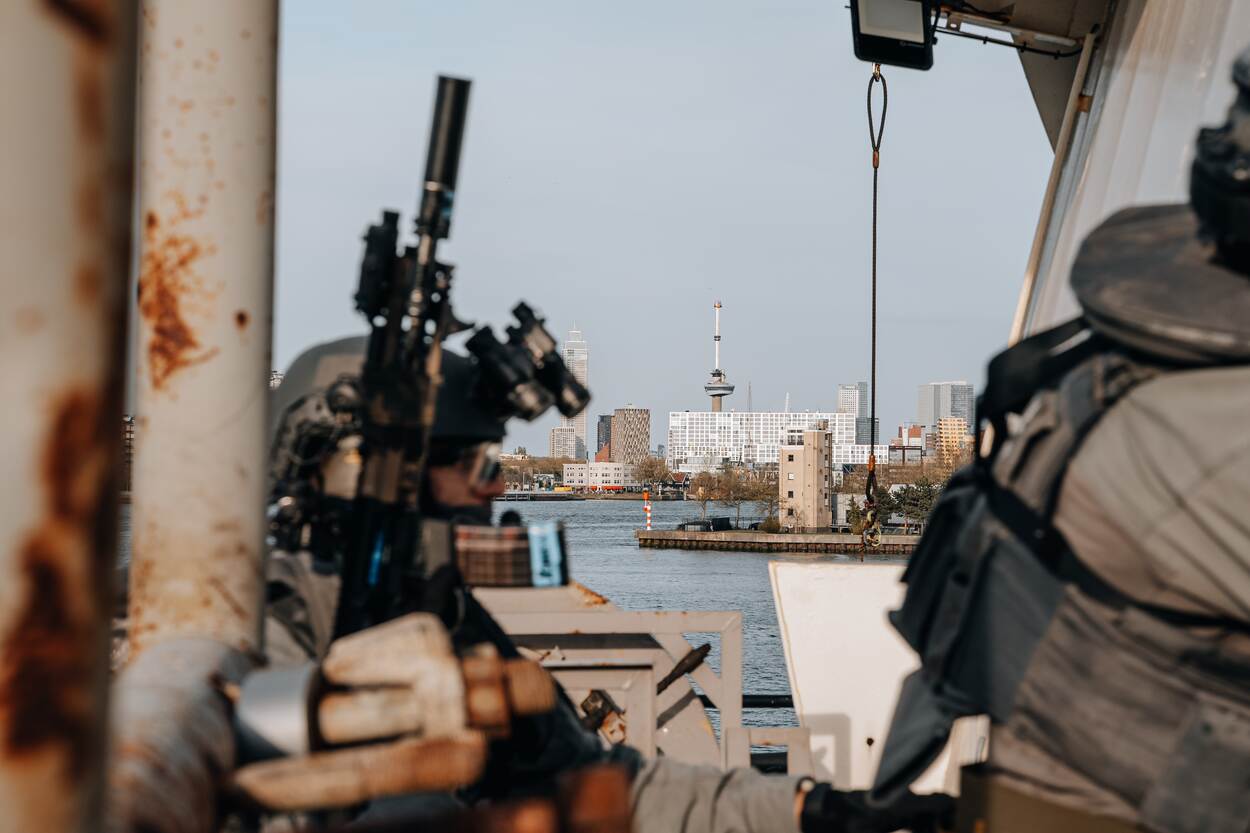 de Euromast en een stukje skyline van Rotterdam met operators onscherp op de voorgrond.