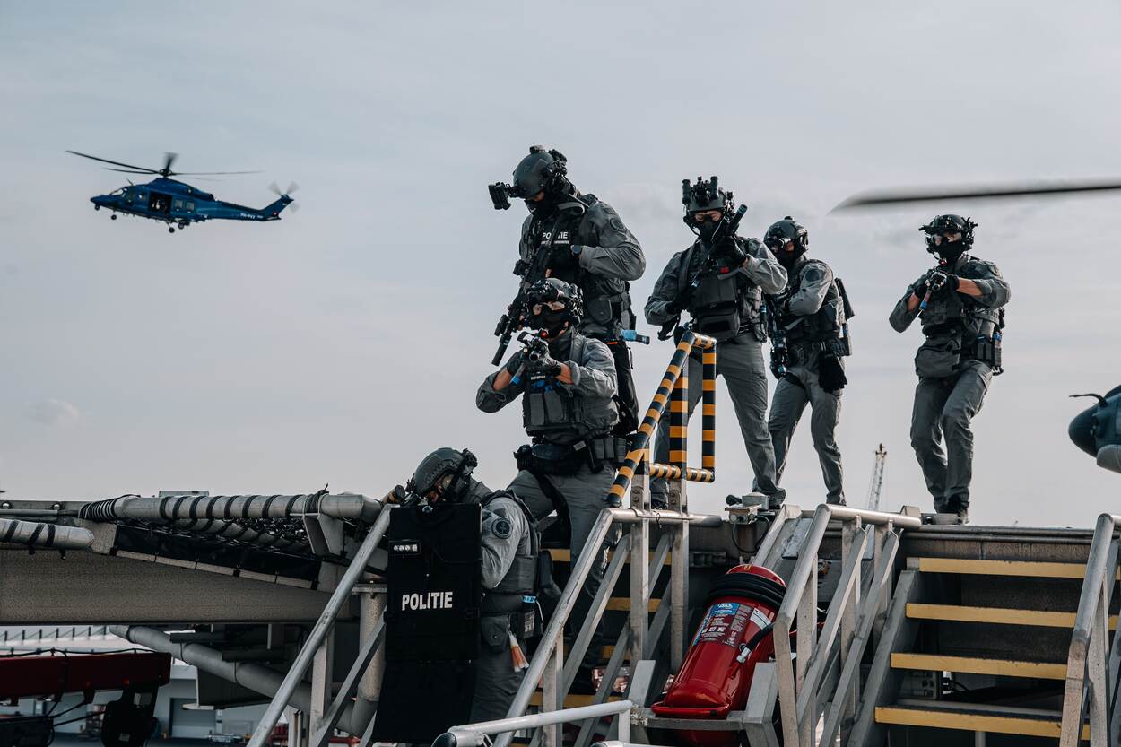 een Cougar in de lucht en net afgezette operators op het platform.