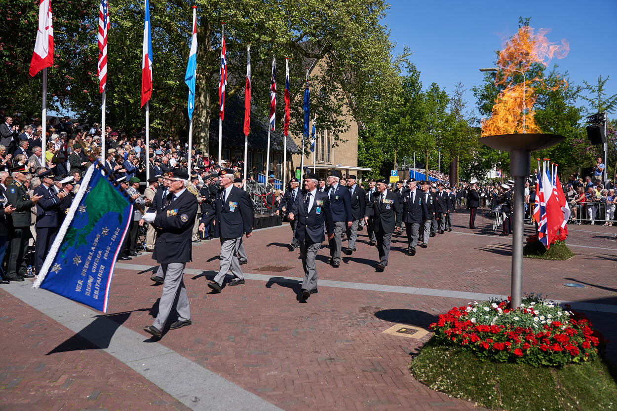 Het defilé in 2018 met een delegatie van de veteranen Nieuw-Guinea