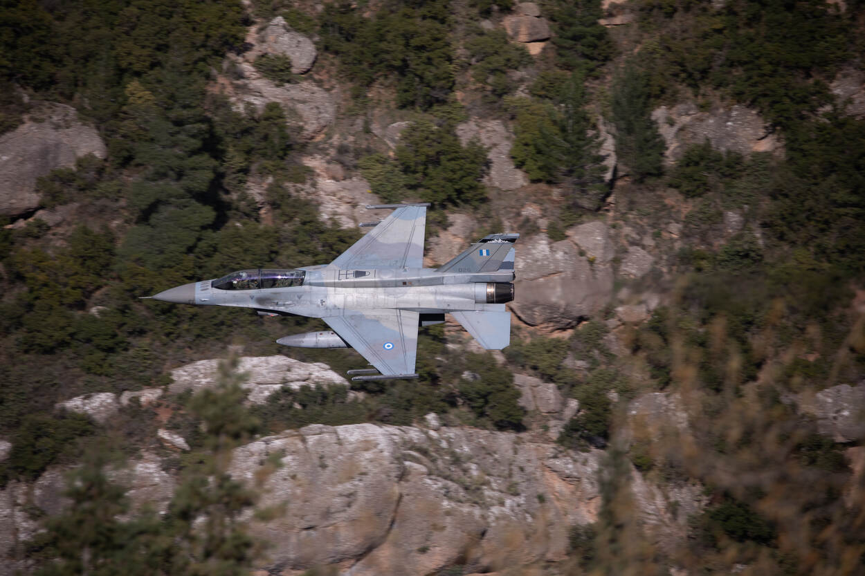 Een F-16D boven Vouraikos Canyon.