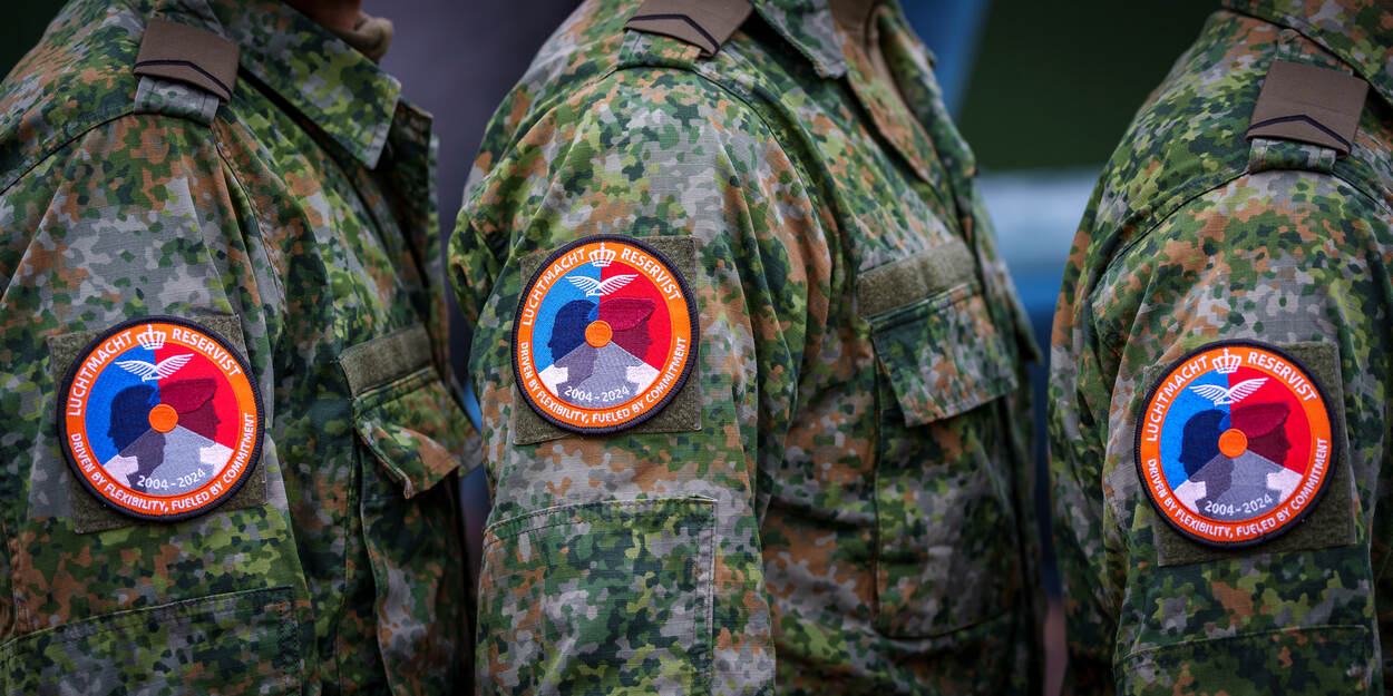 Embleem op de mouw van gevechtstenue van reservist.