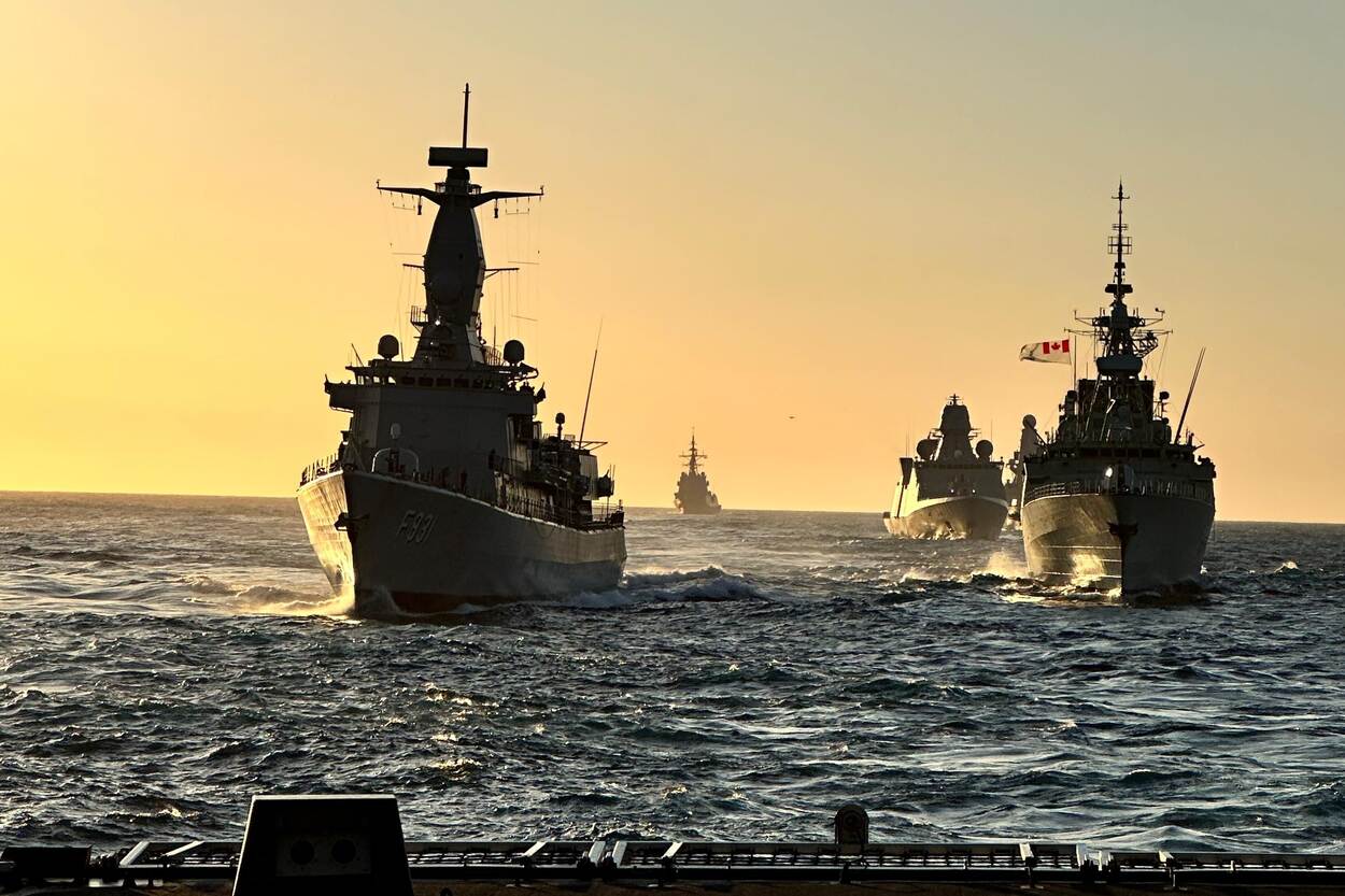 Beeld van de sail past bij zonsondergang.