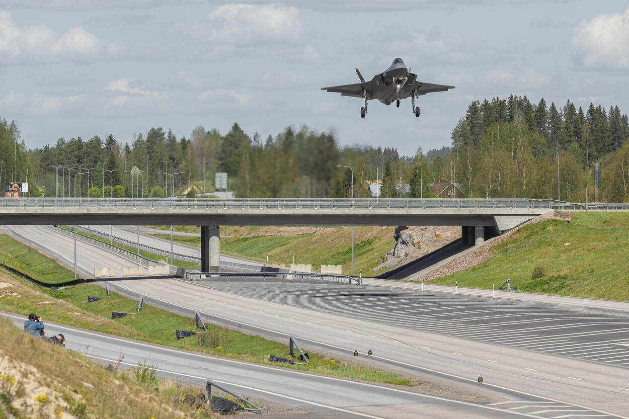F-35 gevechtsvliegtuig landt op lege snelweg.