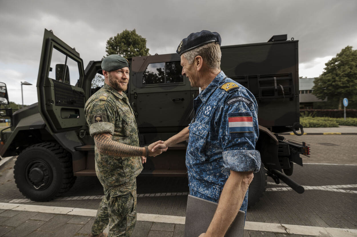 Samen met een instructeur maakt de IGK een paar rondjes in de Manticore over het terrein van de Generaal-majoor de Ruyter van Steveninckkazerne.