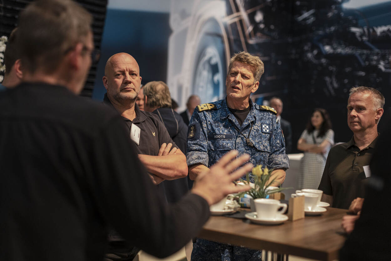 Boots in gesprek met medewerkers van DAF.